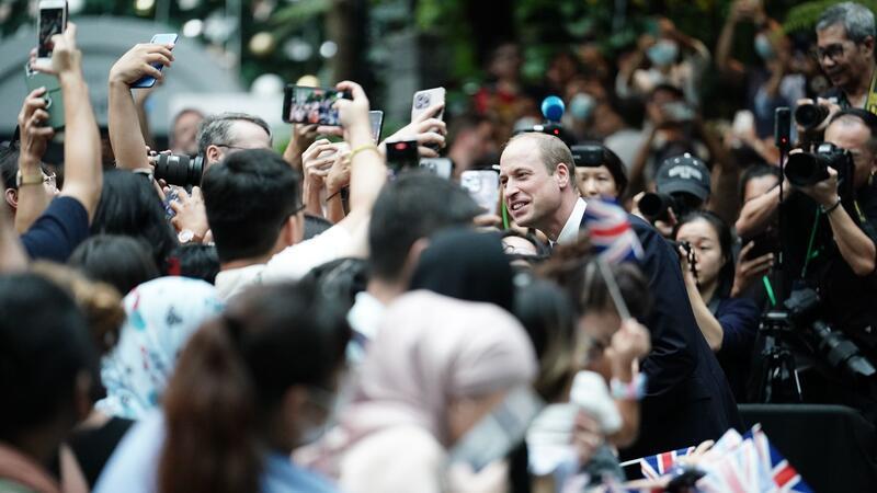 Prinz William wird bei seiner Ankunft in Singapur mit viel Jubel empfangen.