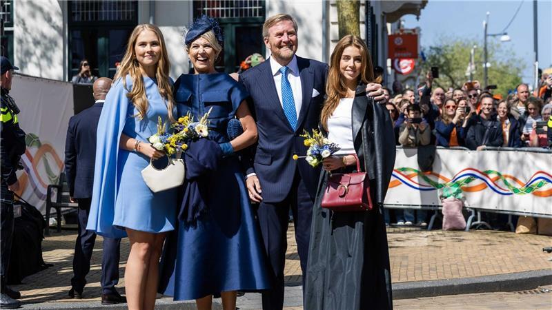 Niederländer bejubeln ihren Monarchen Prinzessin Amalia, Königin Maxima, König Willem-Alexander und Prinzessin Alexia feiern in Doetinchem.