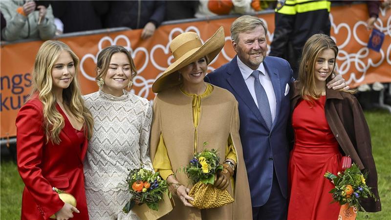 Prinzessin Amalia, Prinzessin Ariane, Königin Máxima, König Willem-Alexander und Prinzessin Alexia (von links) posieren bei den Feierlichkeiten zum Königstag für ein Foto. 