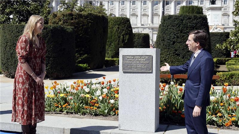 Prinzessin Amalia der Niederlande und Madrids Bürgermeister José Luis Martínez-Almeida enthüllen am neuen Tulpengarten an der Plaza de Oriente eine Gedenktafel.