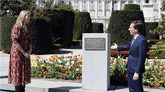 Prinzessin Amalia der Niederlande und Madrids Bürgermeister José Luis Martínez-Almeida enthüllen am neuen Tulpengarten an der Plaza de Oriente eine Gedenktafel.