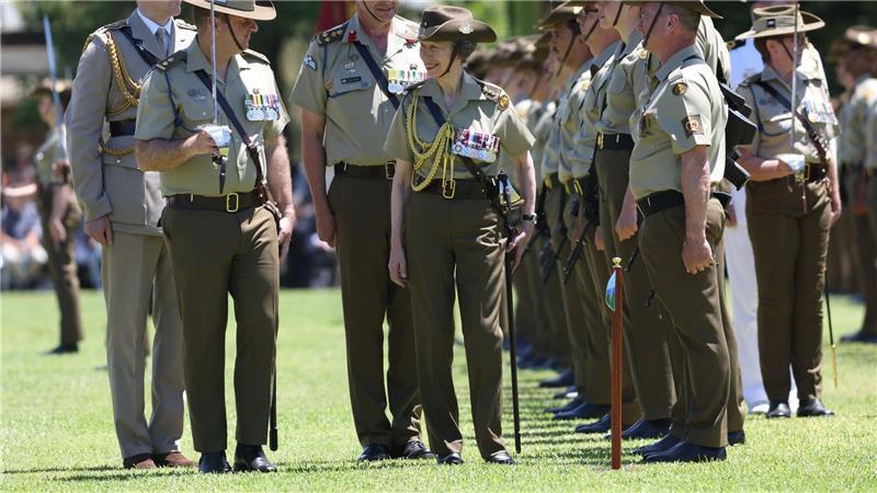 Prinzessin Anne inspiziert die Hundertjahrfeier-Parade in der Victoria-Kaserne in Sydney.