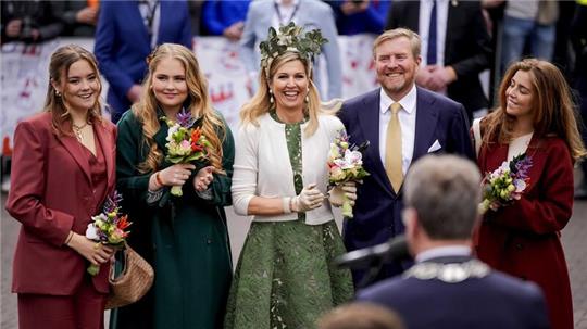 Prinzessin Ariane (l-r) , Prinzessin Amalia, Königin Maxima, König Willem-Alexander und Prinzessin Alexia von den Niederlanden stehen zusammen während des Königstags.