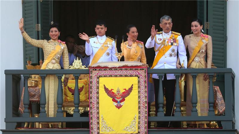 Trauer in Thailand: Beliebte Prinzessin Bha gestorben Prinzessin Bha (3. v.l.) soll zu den engsten Vertrauten des Monarchen gehört haben. (Archivbild)