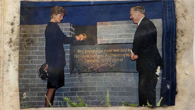 Zeitkapsel mit Erinnerungen an Prinzessin Diana und die 90er Prinzessin Diana war damals Schirmherrin des Krankenhauses.