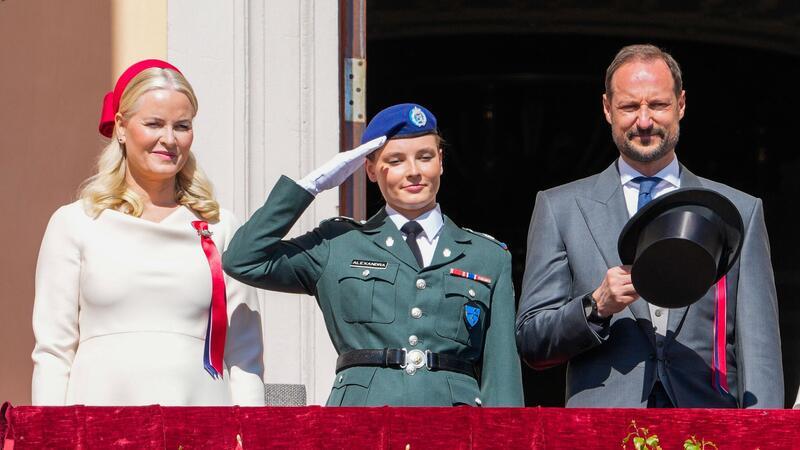 Prinzessin Ingrid Alexandra erstmals offiziell in Uniform Prinzessin Ingrid Alexandra (M) mit ihren Eltern Kronprinzessin Mette-Marit und Kronprinz Haakon.