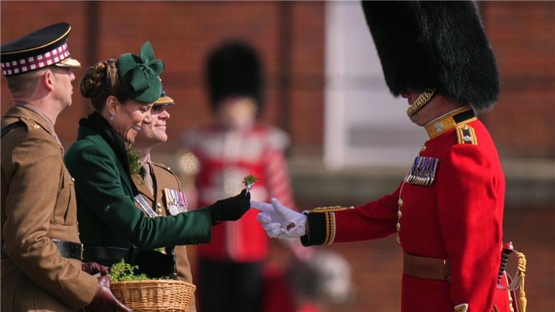 Prinzessin Kate verteilt Kleeblätter bei St.-Patrick’s-Day-Parade in Mons-Kaserne