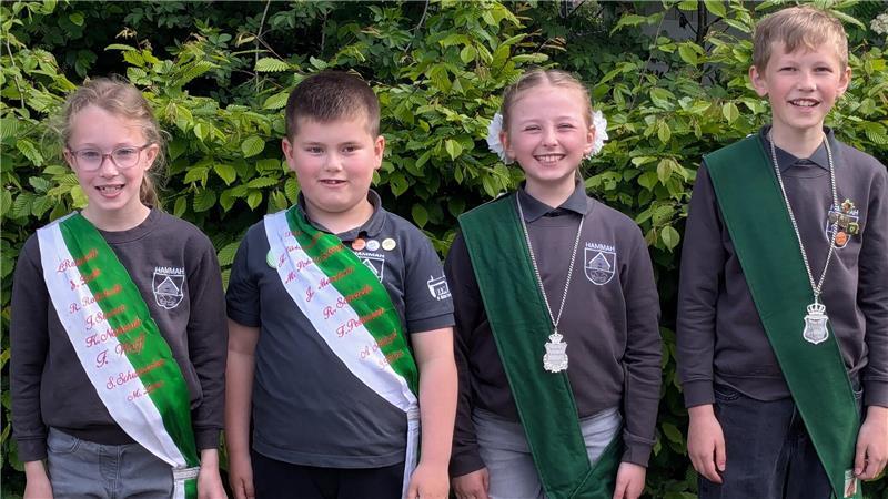 Jakob Peters mit erst 17 Jahren an der Spitze der Schützen in Hammah Prinzessin, Prinz und das Königspaar (von links) Charlotte Robohm, Liam op de Hipt, Sina Schumacher, Adrian Schlegel.