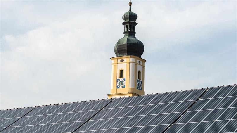 Private Hausbesitzer investierten über Jahre kräftig in die Solarenergie. Doch die Nachfrage ist mittlerweile gesunken, und würde laut Bundesverband BSW Solar bei einer Streichung der Förderung weiter sinken. (Symbolbild)