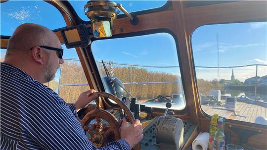 Private Schiffsfreunde versuchen, den Wassertourismus in Buxtehude voranzubringen. Das Foto aus dem Jahr 2024 zeigt Andre Christoleit, der die Barkasse „Wappen von Lübeck“ in Richtung Buxtehude steuert.