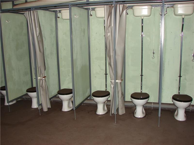 Privatsphäre Fehlanzeige: die Spültoiletten im Bunker. Foto: BA