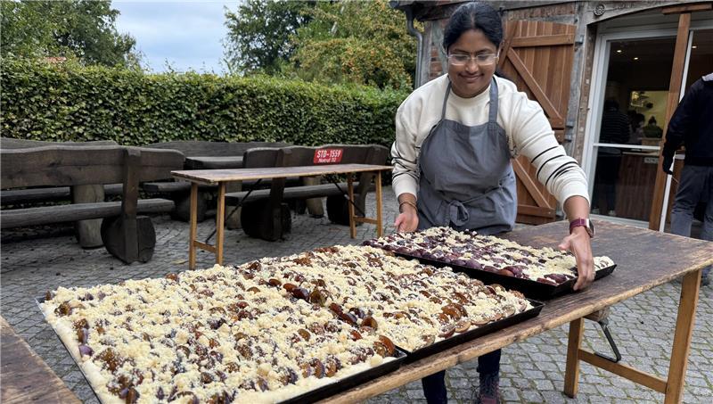 Der letzte Backtag in Agathenburg: Die Kunst, ein Höllenfeuer zu zähmen Priya Mugular stellt schon die Pflaumenkuchen bereit. Die sind nach den Dinkelbroten mit dem Backen an der Reihe.