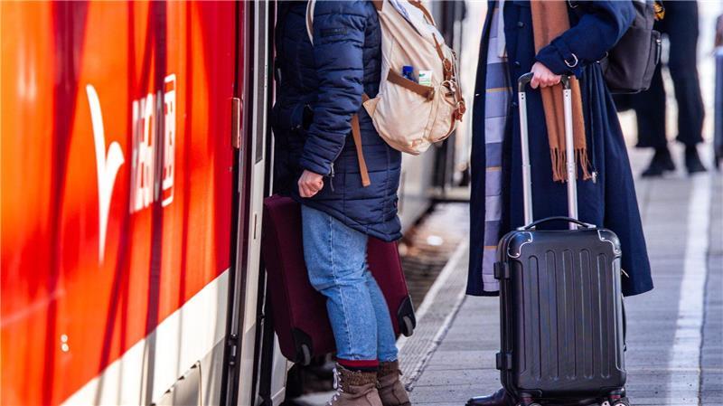 Pro Bahn und Grüne fordern Direktverbindungen nach Hamburg ohne Umsteigen in Bad Kleinen. (Archivbild) 