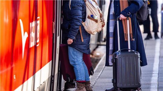 Pro Bahn und Grüne fordern Direktverbindungen nach Hamburg ohne Umsteigen in Bad Kleinen. (Archivbild) 