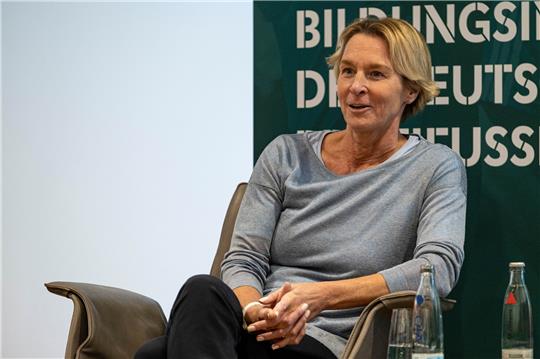 Pro Lizenz Lehrgang, Deutscher Fußball-Bund, DFB-Campus, Podiumsdiskussion mit DFB-Bundestrainerin Martina Voss-Tecklenburg. Bundestrainerin Martina Voss-Tecklenburg will sich momentan nicht über ihre erwartete Vertragsverlängerung beim Deutschen Fußball-Bund äußern. Foto: Thomas Boecker/DFB/dpa