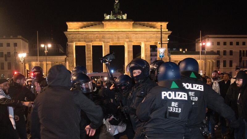 Pro-Palästina-Demonstranten streiten sich mit der Polizei vor dem Brandenburger Tor.