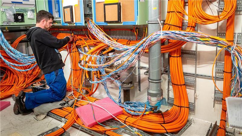 Hightech und LNG-Antrieb: Neue Mehrzweckschiffe in Bau Pro Schiff müssen rund 640 Kilometer Kabel verlegt werden.