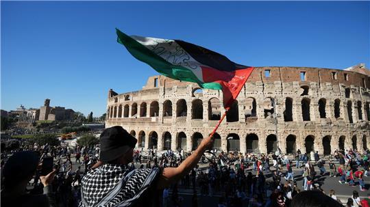 Pro-palästinensische Demonstranten marschieren vor dem Kolosseum während einer Demonstration zur Unterstützung der Bevölkerung von Gaza.