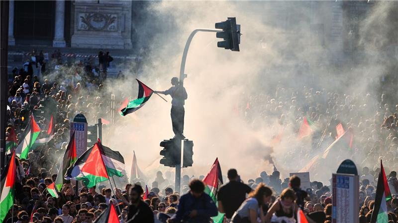 Pro-palästinensische Demonstranten versammeln sich auf dem San-Giovanni-Platz in Rom.