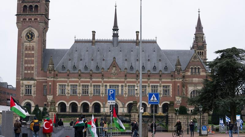 UN-Gericht weist Forderungen gegen Deutschland ab Pro-palästinensische (l) und pro-israelische Demonstranten (r) protestieren vor dem Obersten Gerichtshof der Vereinten Nationen in Den Haag (Archivbild).