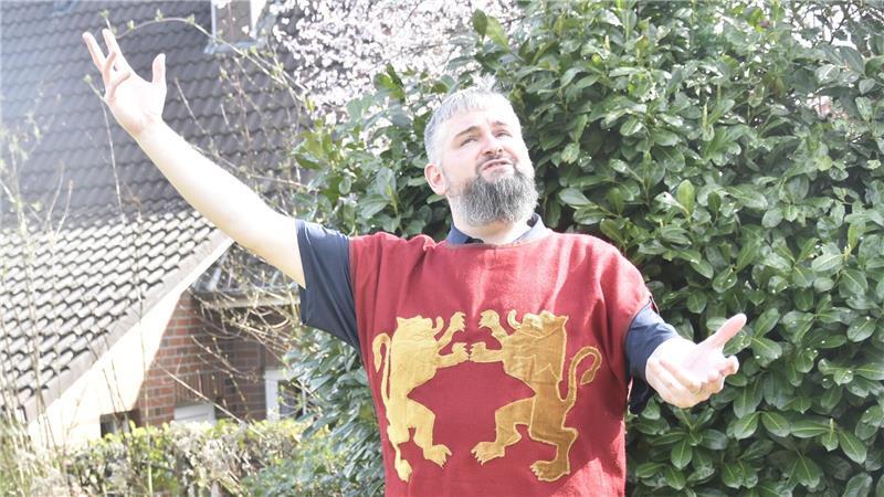 Probe im Garten: Dennis Tappert in Aktion.