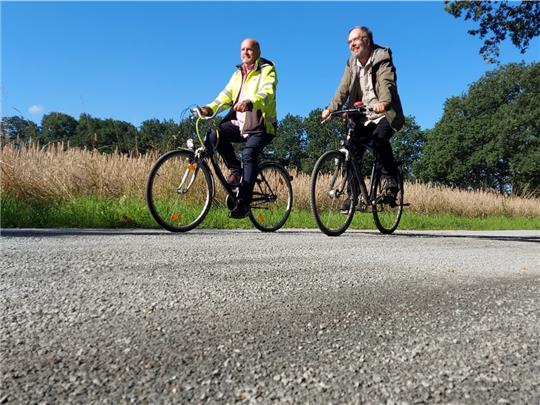 Probefahrt auf erneuertem Weg: Frank Uffmann (links) und Nils Jacobs von der Stadtverwaltung nutzen die Verbindung zwischen Ottenbeck und Riensförde. Foto: Stadt Stade