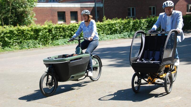 Der Trend zum Lastenrad: Das alles gilt es zu beachten Probefahrt mit Lastenrad: Harsefelds Gemeindedirektorin Ute Kück und Stades Landrat Kai Seefried.