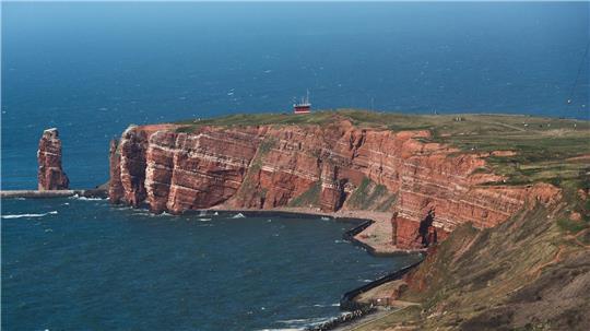Proben des Ölfilms vor Helgoland werden vom Bundesamt für Seeschifffahrt und Hydrographie analysiert. (Symbolbild)