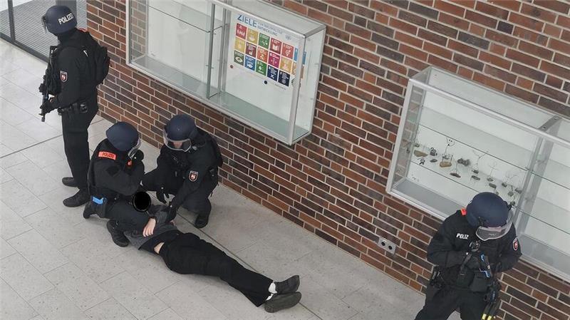 Proben für den Ernstfall: Nachdem die Polizisten die Oberschule in Dorum gesichert haben, können sie die Verwundeten versorgen. 