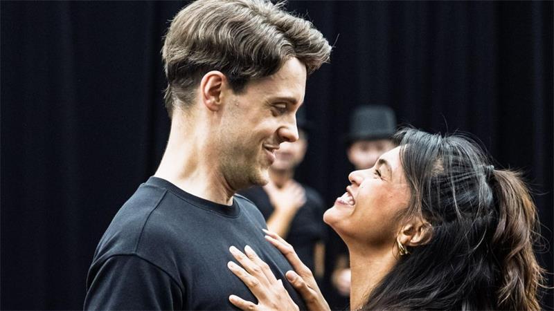 Musical-Spektakel in Hamburg: Proben für „Moulin Rouge“ gestartet Proben für die erste Kennlern-Szene: Mae Ann Jorolan steht als Satine und Jonas Hein als Christian auf der Bühne.