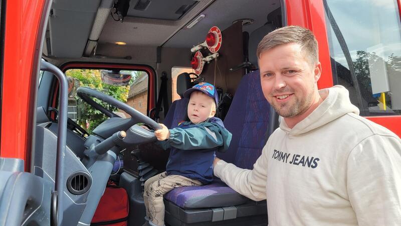 Große Spendenaktion: Schicksal des kleinen Theo berührt viele Während sich Papa Marcel Bursky über eine großzügige Spende freut, blüht Söhnchen Theo auf dem Fahrersitz des Feuerwehreinsatzwagens auf.