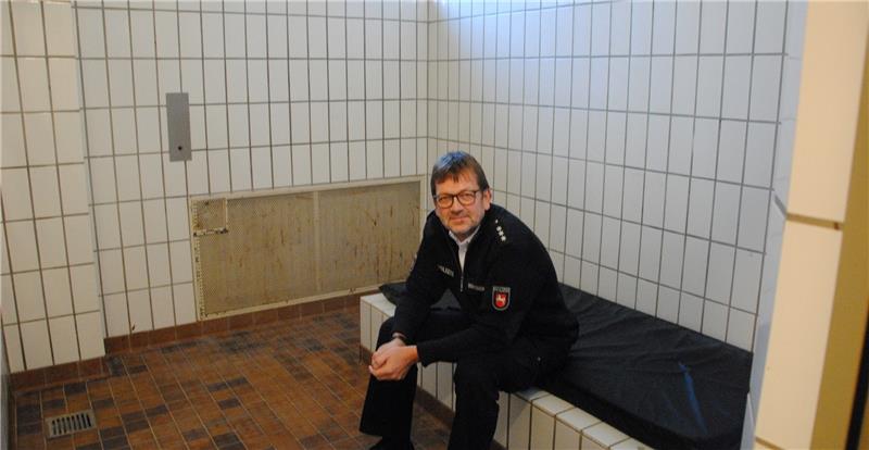 Probesitzen fürs Foto: Stades Polizeipressesprecher Rainer Bohmbach in der Ausnüchterungszelle . Foto Stief
