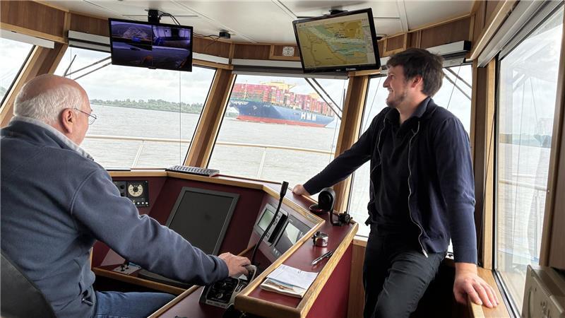 Probetag: Der Technische Leiter der Lühe-Schulau-Fähre, Carsten Cornelius, im Gespräch mit Schiffsführer Uwe Szigat aus Dresden (von rechts).