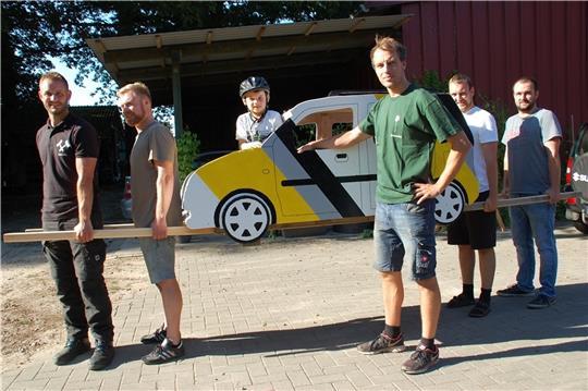 Probetour vor dem Sänftenrennen (von links): Niklas Seidel, Felix Dröge, Thees Bösch, Sjard Steffens, Tobias Engelhard und Thies Quell. Fotos: Laudien