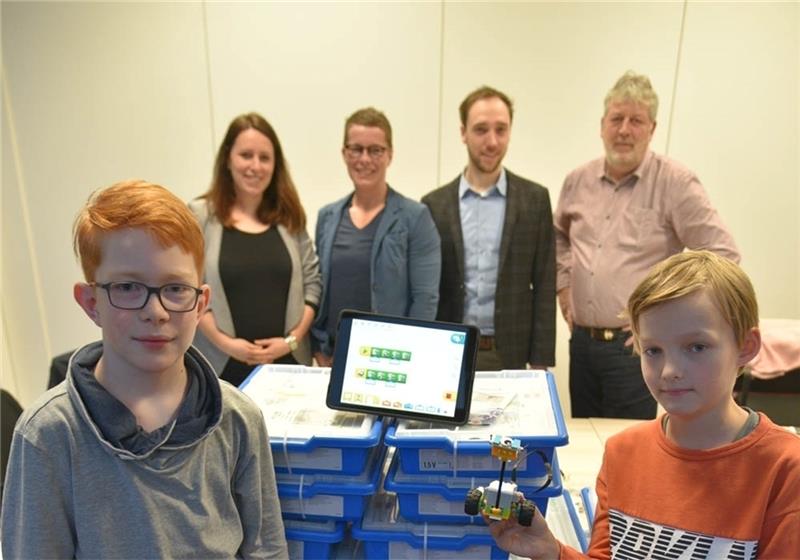 Probieren die Baukästen für das Mint-Mobil der Ahlerstedter Oberschule am Auetal aus (von links): Johannes Heins, Karola Hauschild, Josephine Friede, Matthias Geier, Aldo Sahlke und Felix Isensee. Foto: Beneke