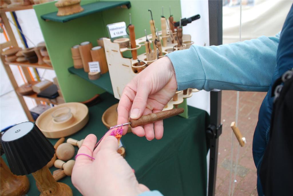Probieren geht über studieren - hier wird die gedrechselte Häkelnadel getestet