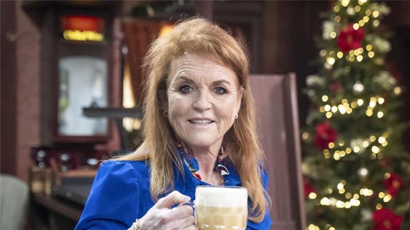 Die Stehauffrau: Sarah „Fergie“ Ferguson wird 65 Probiert sich am Zapfhahn: Sarah „Fergie“ Ferguson. (Archivfoto)