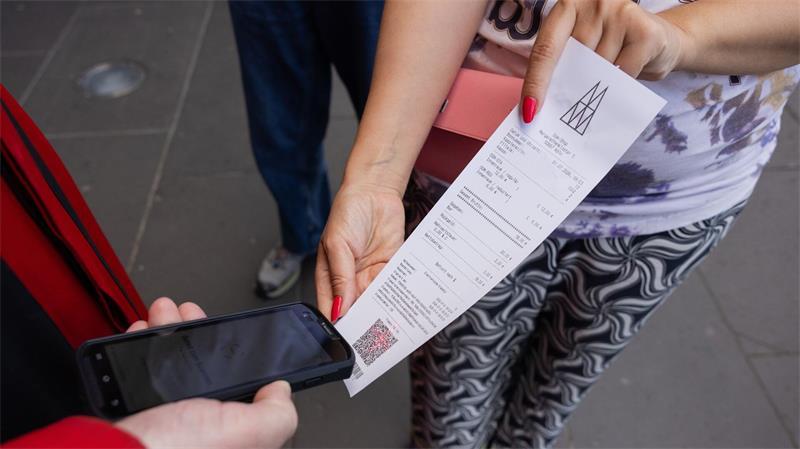 Wie kommt der Eintrittspreis am Kölner Dom am ersten Tag an? Probleme gab es kurz beim Scannen der Tickets.