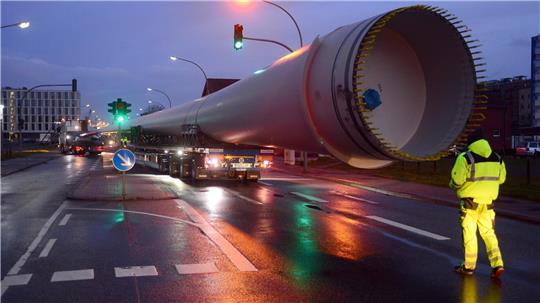 Probleme mit den Genehmigungen für Schwerlast- und Großraumtransporte gab es in den vergangenen Jahren immer wieder. Diesmal ist die bundeseigene Autobahn GmbH in die Kritik geraten. Foto: Scheer
