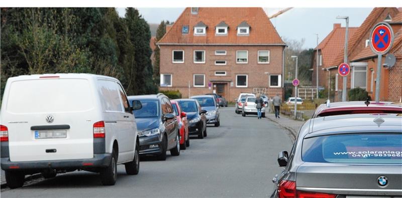 Problemzone Wilhelm-Sietas-Straße: Viele Autos stehen auch hier auf schmaler Straße. Fotos: Stief