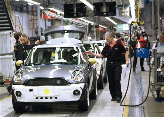 Produktion von Mini-Fahrzeugen im Werk in Oxford im Februar 2011.