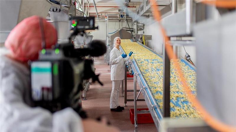 Frosta-Mitarbeiter bekommen 10 Prozent mehr Lohn und mehr Freizeit Produktionslinie der Frosta AG: Hier werden frische Nudeln sorgfältig verarbeitet.