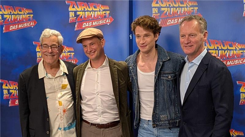 Produzent Bob Gale (l-r) mit den deutschen Darstellern Jan Kersjes (Doc Brown) und Raphael Groß (McFly) und Produzent Colin Ingram.