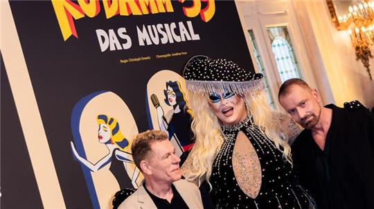 Produzent Peter Plate (l-r), Dragquen  Laila Licious und Ulf Leo Sommer bei der  Premiere im Theater des Westens.