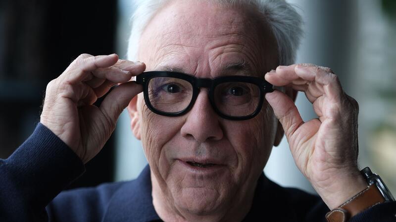 Produzenten-Legende Trevor Horn steht mit Mitgliedern von Dire Straits auf der Bühne.
