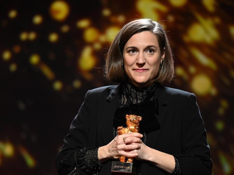 Produzentin Carla Simon mit dem Goldenen Bären für das Drama «Alcarràs». Foto: Monika Skolimowska/dpa-Zentralbild/dpa