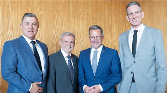 Prof. Dr. Benno Stinner (Zweiter von links) wird von Siegfried Ristau (links), Geschäftsführer der Elbe Kliniken, und Landrat Kai Seefried (Zweiter von rechts) verabschiedet. Rechts: Stinners Nachfolger Professor Kai Lehmann. Er kommt von der Berliner Charité nach Stade.
