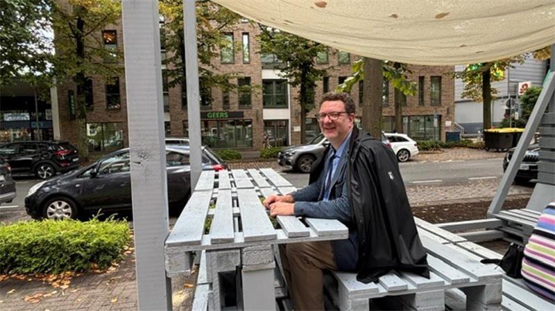 Prof. Dr. Karsten Ley macht deutlich: Die Sitzinsel in Höhe des Restaurants Fidelio an der Bahnhofstraße lässt sich als Arbeitsplatz nutzen.