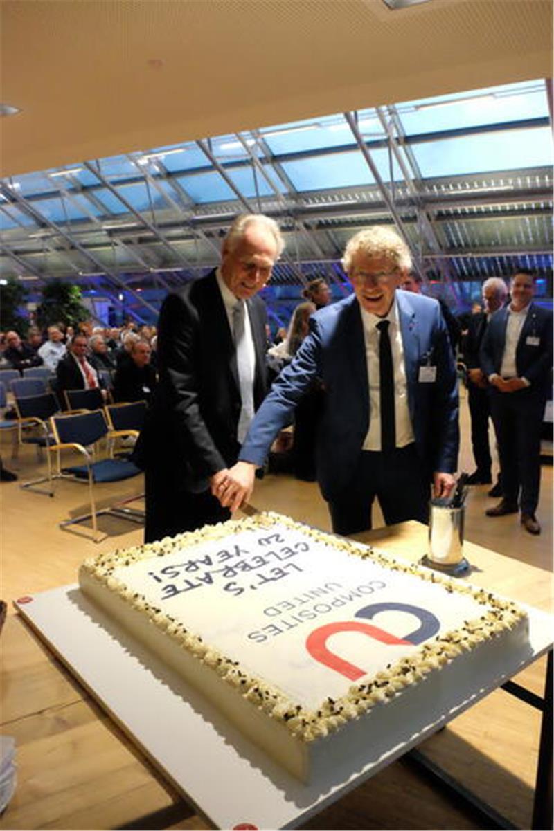 Das CFK-Valley feiert Geburtstag – Hunderte Jobs nach Stade gebracht Prof. Dr. Klaus Drechsler und Frank Doods schneiden die Composites-United-Jubiläumstorte an.