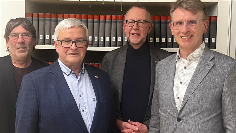 Prof. Dr. Norbert Fischer, der ehemalige Landrat Michael Roesberg, Dr. Axel Priebs und Dr. Michael Ehrhardt bei der Vorstellung des Jahrbuchs.